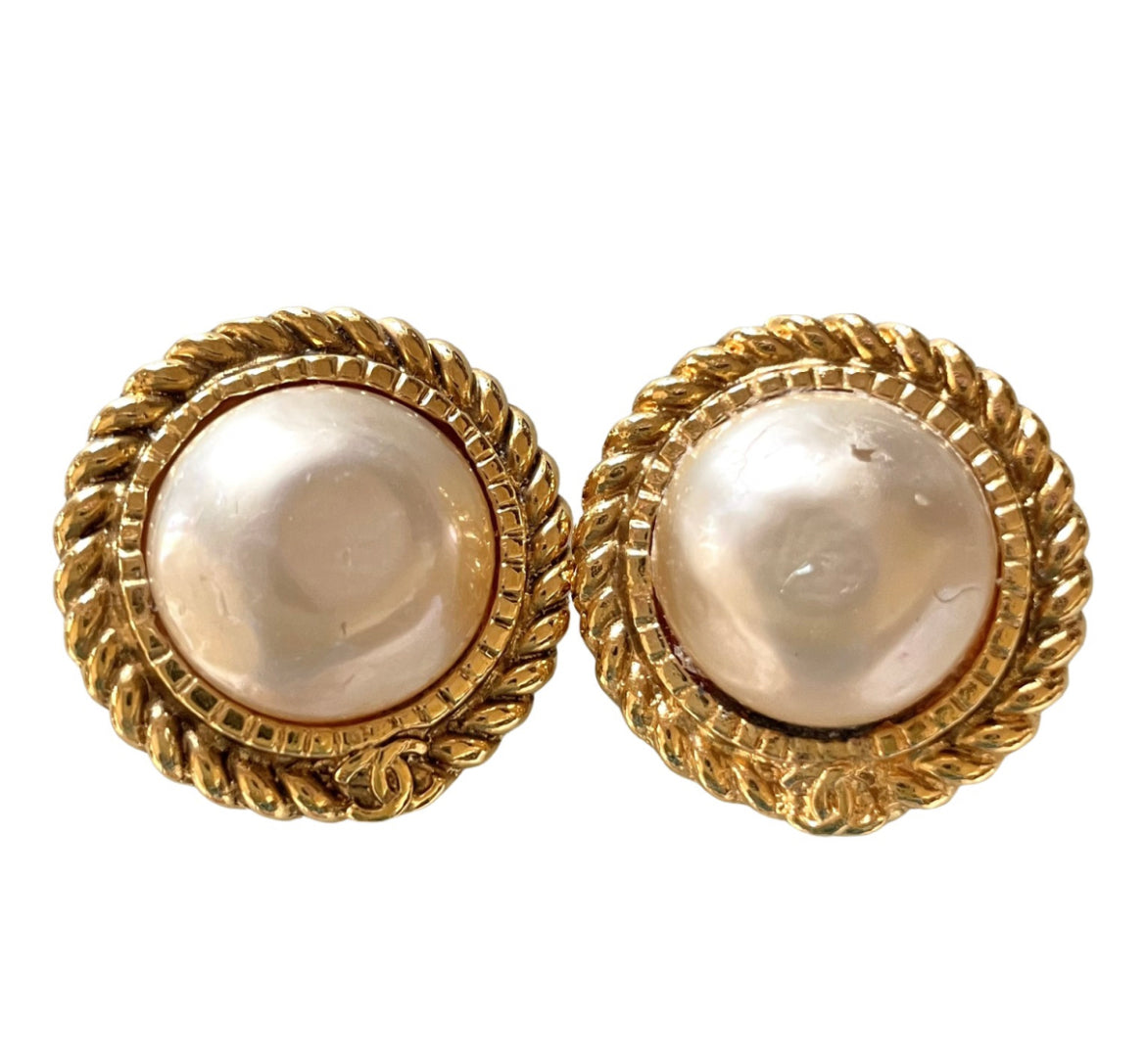 Vintage CHANEL golden earrings with pearl and CC motif. Classic Chanel vintage jewelry. 0410033