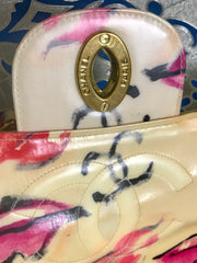 Vintage CHANEL cream vinyl coated canvas 2.55 jumbo chain shoulder bag with CC mark and lip illustration print. Rare masterpiece.