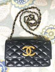 80's vintage CHANEL black lambskin shoulder bag with golden large CC closure and beak tip flap tip. Classic 2.55 bag