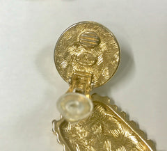 Vintage Givenchy faux pearl and golden dangle earrings with logo square plate. Chic and cute jewlery piece.