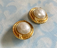Vintage CHANEL gold tone large round earrings with faux pearl. Classic Chanel vintage jewelry gift. 0407281