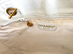 Vintage CHANEL white color caviar leather chain shoulder large tote bag with gold-tone chain handles and large CC stitch mark.