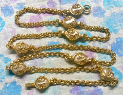 Vintage CHANEL golden chain and oval faux pearl necklace with CC mark motifs. Can be worn in double.