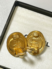 Vintage CHANEL golden earrings with oval shape faux pearl and engraved logo. Classic and elegant look. 0410133