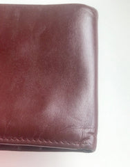 Vintage Cartier, must de Cartier wine leather square wallet with gold tone frames. Unisex use.