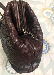 Vintage Bally dark brown lamb leather woven, intrecciato style shoulder bag with golden B logo motif. Classic purse. 050320r1