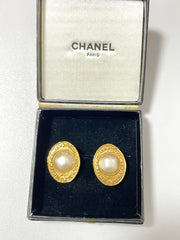 Vintage CHANEL golden earrings with oval shape faux pearl and engraved logo. Classic and elegant look. 0410133
