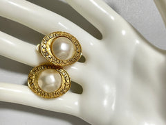 Vintage CHANEL golden earrings with oval shape faux pearl and engraved logo. Classic and elegant look. 0410133