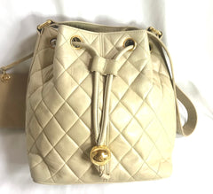 Vintage CHANEL beige quilted lamb leather hobo bucket shoulder bag with drawstrings and golden CC mark ball. 050320r3