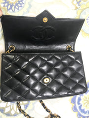 80's vintage CHANEL black lambskin shoulder bag with golden large CC closure and beak tip flap tip. Classic 2.55 bag