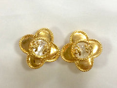 MINT. Vintage CHANEL golden flower design earrings with CC marks and diamond cut crystal stone. Beautiful jewelry and perfect Chanel gift.