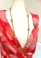 Vintage CHANEL golden chain and oval faux pearl necklace with CC mark motifs. Can be worn in double.