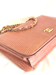 Vintage CHANEL milky pink genuine lizard leather 2.55 shoulder bag with golden CC mark and and chain strap. Rare masterpiece.