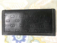 Vintage Valentino black leather long wallet with beige stitches and all over embossed logo. Unisex use. Classic purse.