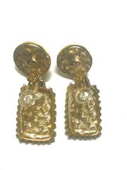 Vintage Givenchy faux pearl and golden dangle earrings with logo square plate. Chic and cute jewlery piece.