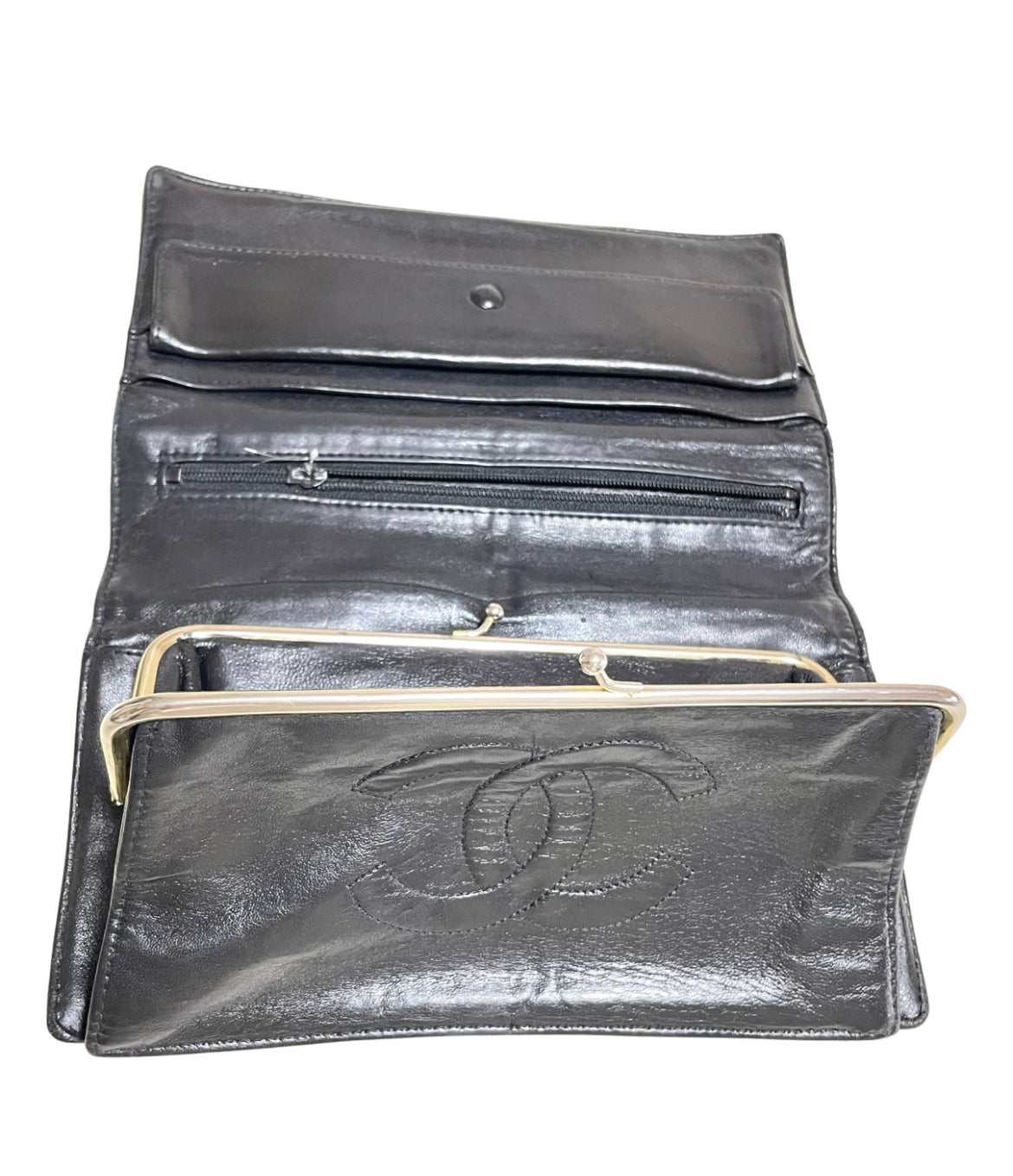 Vintage CHANEL black lambskin oval stitch clutch bag, wallet, pouch, mini purse, coin case with kiss lock case. 0410243