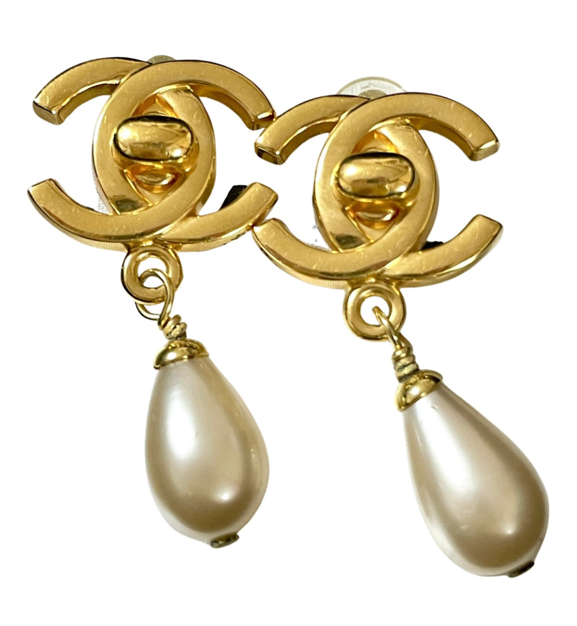 Vintage CHANEL golden turn lock CC and dangle pearl earrings. Very classic and popular jewelry. Coco mark earrings. 050406m1