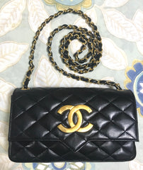 80's vintage CHANEL black lambskin shoulder bag with golden large CC closure and beak tip flap tip. Classic 2.55 bag