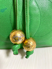 Vintage CHANEL green caviar leather hobo bucket shoulder bag with golden chain strap, drawstrings, and CC stitch mark. 041206an11