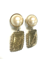 Vintage Givenchy faux pearl and golden dangle earrings with logo square plate. Chic and cute jewlery piece.