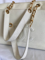 Vintage CHANEL white color caviar leather chain shoulder large tote bag with gold-tone chain handles and large CC stitch mark.