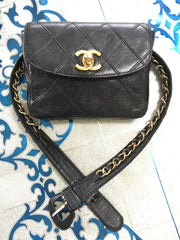 Vintage CHANEL black leather waist purse, fanny pack with golden chain belt and CC closure hock. 60-67cm, 23.5"-26.3" Goatskin.