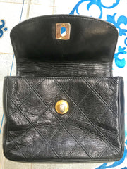 Vintage CHANEL black leather waist purse, fanny pack with golden chain belt and CC closure hock. 60-67cm, 23.5"-26.3" Goatskin.
