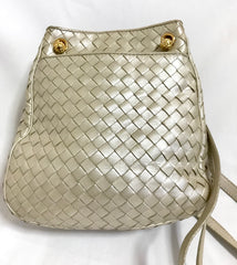 Vintage Bottega Veneta pearl white intrecciato woven lamb leather hobo shoulder bag. Beautiful classic purse.