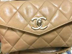 Vintage CHANEL beige lamb waist bag, fanny pack with golden chain belt & CC closure. Good for waist size 28"~ 30" (71cm ~ 77cm)