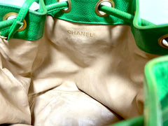 Vintage CHANEL green caviar leather hobo bucket shoulder bag with golden chain strap, drawstrings, and CC stitch mark. 041206an11