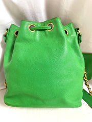 Vintage CHANEL green caviar leather hobo bucket shoulder bag with golden chain strap, drawstrings, and CC stitch mark. 041206an11