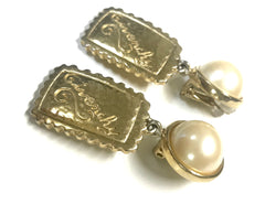 Vintage Givenchy faux pearl and golden dangle earrings with logo square plate. Chic and cute jewlery piece.