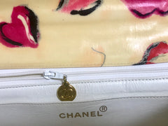 Vintage CHANEL cream vinyl coated canvas 2.55 jumbo chain shoulder bag with CC mark and lip illustration print. Rare masterpiece.