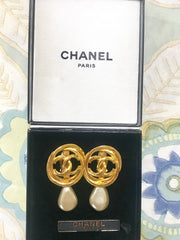 Vintage CHANEL golden layered hoop design earrings with CC mark and teardrop faux pearls. Beautiful Chanel jewelry.