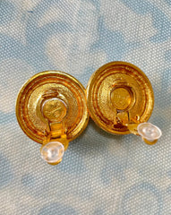 Vintage CHANEL gold tone large round earrings with faux pearl. Classic Chanel vintage jewelry gift. 0407281
