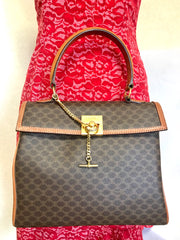 Vintage CELINE brown macadam blason logo printed Kelly style handbag with golden closure and chain. Classic purse. Perfect daily use bag.