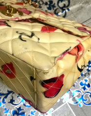 Vintage CHANEL cream vinyl coated canvas 2.55 jumbo chain shoulder bag with CC mark and lip illustration print. Rare masterpiece.