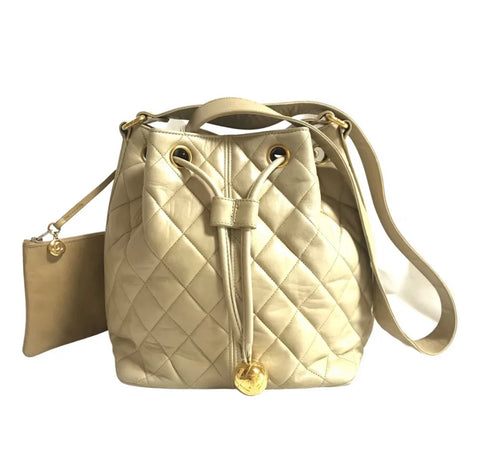 Vintage CHANEL beige quilted lamb leather hobo bucket shoulder bag with drawstrings and golden CC mark ball. 050320r3