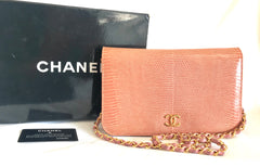 Vintage CHANEL milky pink genuine lizard leather 2.55 shoulder bag with golden CC mark and and chain strap. Rare masterpiece.