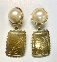 Vintage Givenchy faux pearl and golden dangle earrings with logo square plate. Chic and cute jewlery piece.