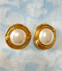 Vintage CHANEL gold tone large round earrings with faux pearl. Classic Chanel vintage jewelry gift. 0407281