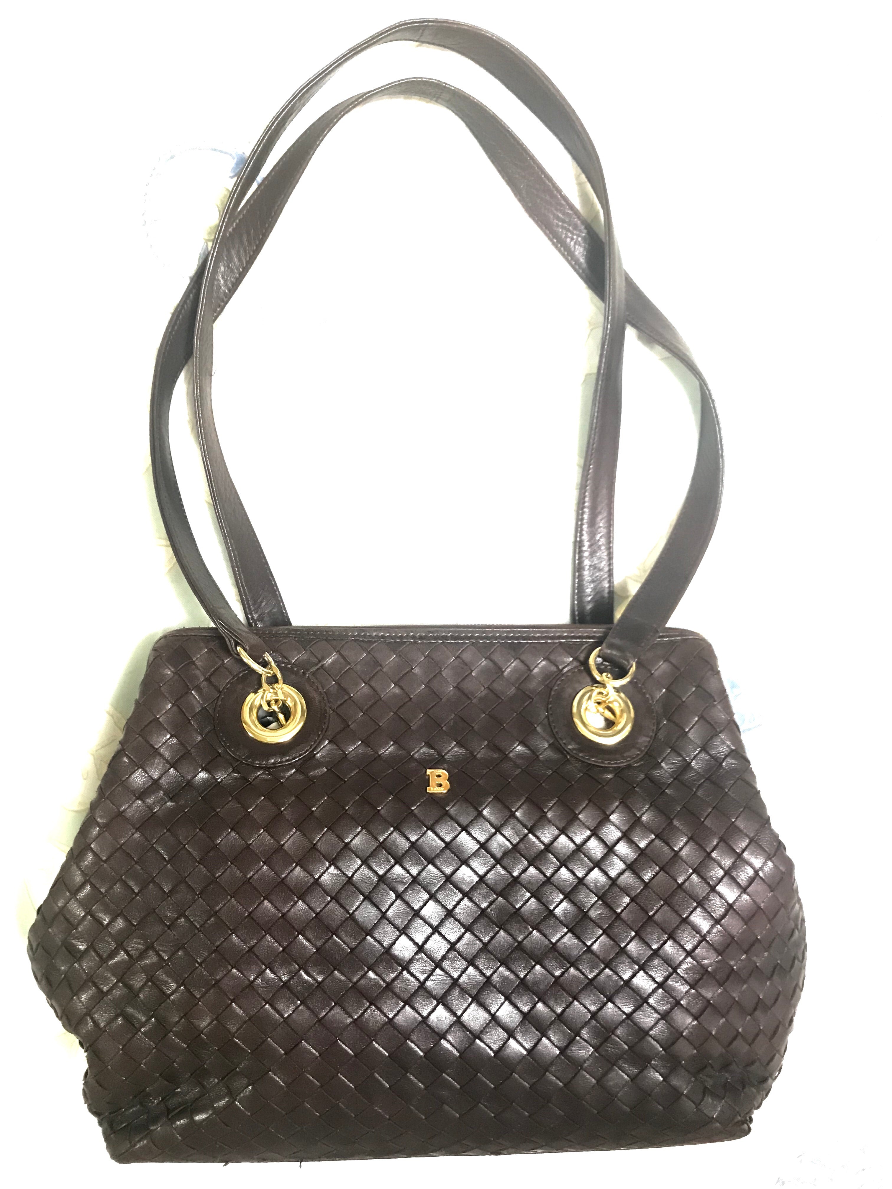 Vintage Bally dark brown lamb leather woven, intrecciato style shoulder bag with golden B logo motif. Classic purse. 050320r1