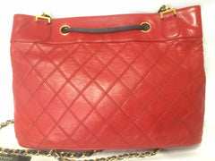 W5 Vintage CHANEL classic tote bag in red leather with gold tone chain and navy blue leather straps and logo CC charm. R0410117