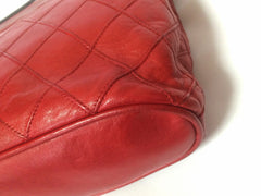 W5 Vintage CHANEL classic tote bag in red leather with gold tone chain and navy blue leather straps and logo CC charm. R0410117