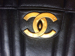 Vintage CHANEL black 2.55 jumbo caviar leather large shoulder bag with golden CC Vertical stitch. Classic caviar leather