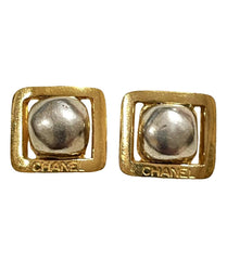 Vintage CHANEL metallic tone gripoix stone earrings in golden square shape. R0410111