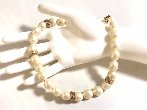 Vintage Givenchy baroque faux pearl and golden twist charm necklace. Elegant jewelry piece. 0406102