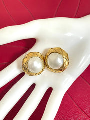 Vintage CHANEL gold tone round earrings with faux pearl and matelasse gold frame. 050403ys3