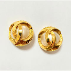 Vintage CHANEL gold tone round earrings with faux pearl and 3D CC motif. Classic Chanel vintage jewelry piece. 051002ya1