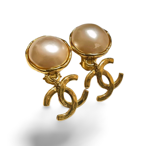 Vintage CHANEL white faux pearl and golden dangling earrings. Iconic CC mark. Hot gift. 060504ya